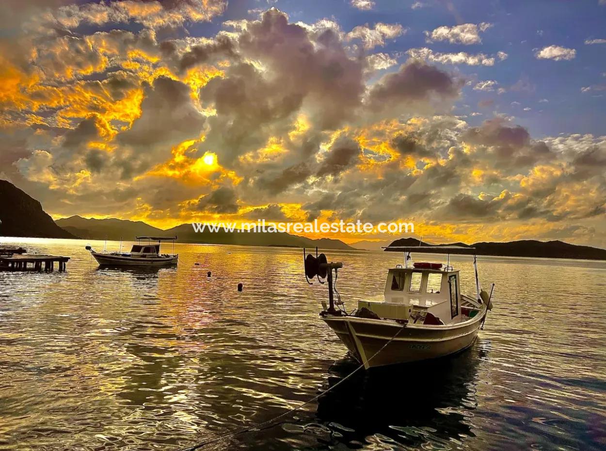 Einfamilienhaus Zum Verkauf Auf Einem 2000M2 Großen Grundstück Am Meer Im Viertel Marmaris Söğüt. Geeignet Zum Festbinden Eines Bootes Davor.