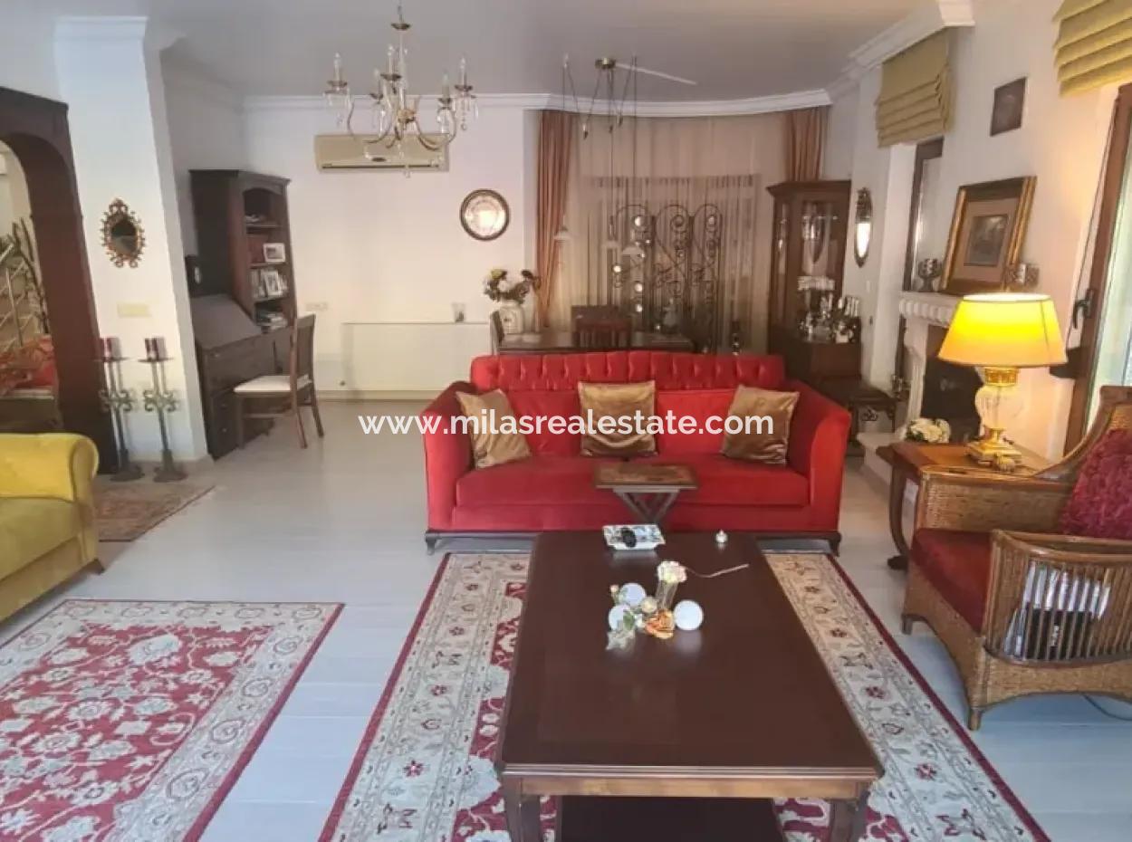 Villa Zu Verkaufen In Armutalan, Marmaris Mit Freistehendem Garten Und Pool