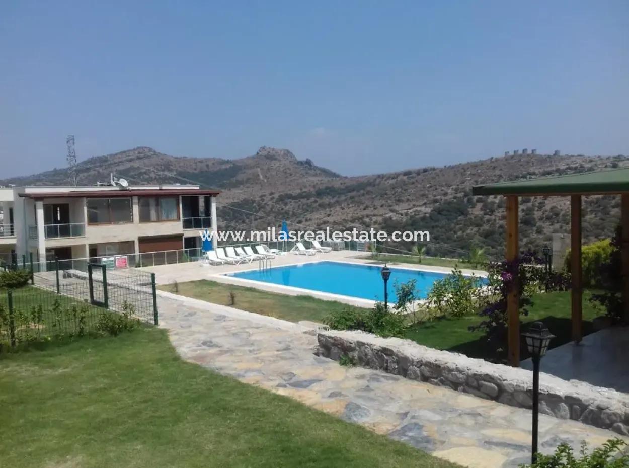 Erdgeschoss, Separater Eingang, In Einer Wohnanlage Mit Pool, 5 Minuten Von Türkbükü Entfernt.