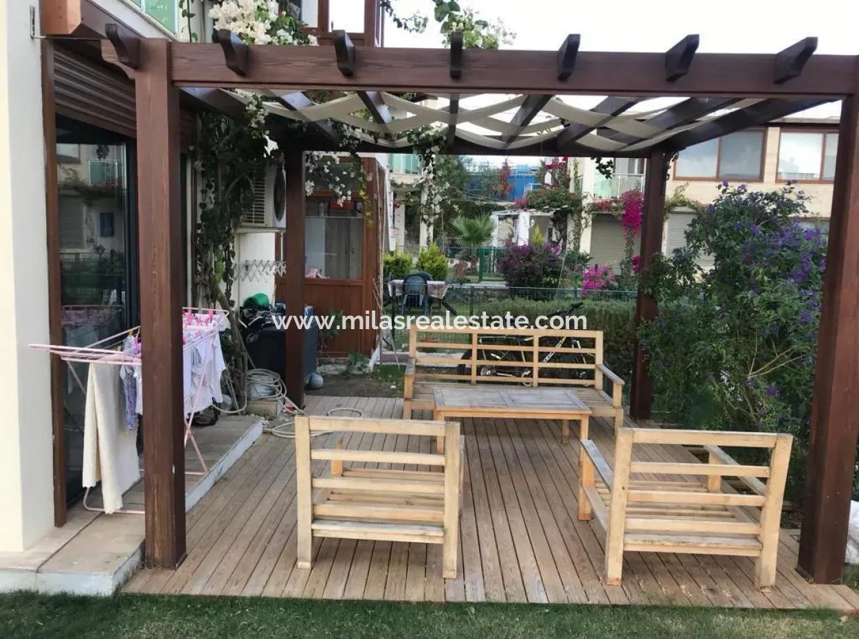 Erdgeschoss, Separater Eingang, In Einer Wohnanlage Mit Pool, 5 Minuten Von Türkbükü Entfernt.