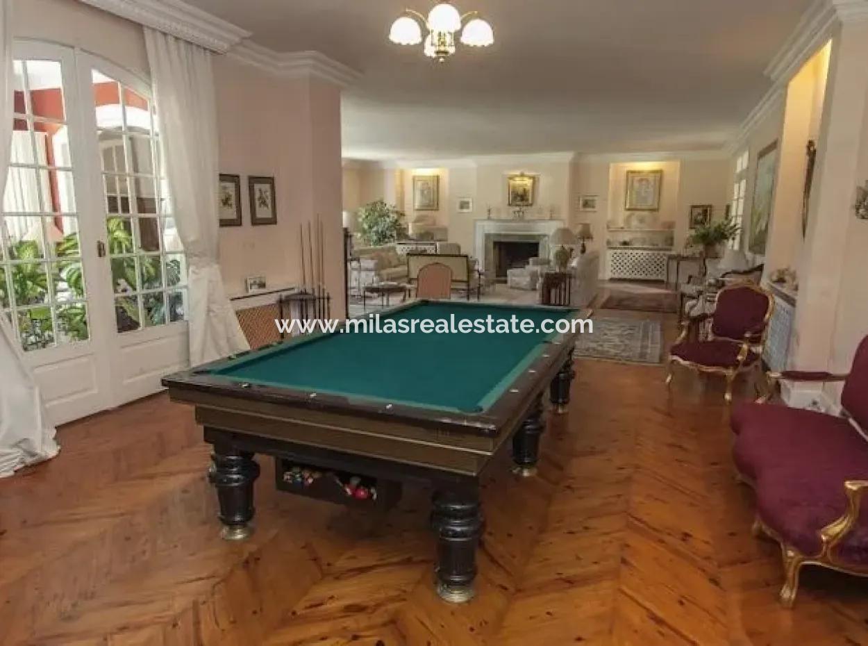 In Einer Entfernung Von 10 Km Vom Zentrum Von Marmaris, Gebaut Mit Französischer Architektur Bauernhaus Ist Zum Verkauf.