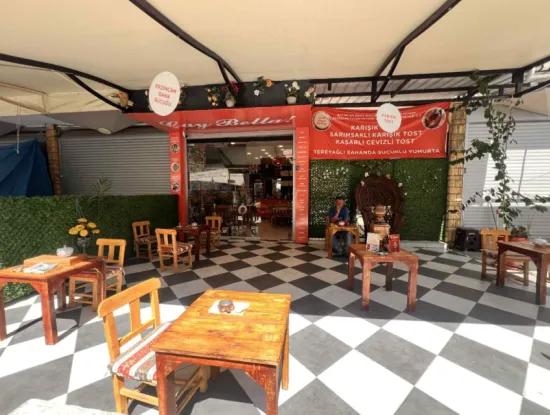 Geschäft Zum Verkauf Im Geschäftigen Zentrum Von Marmaris Mit Bereitwilligen Kunden Mit Seinem Einzigartigen Konzept