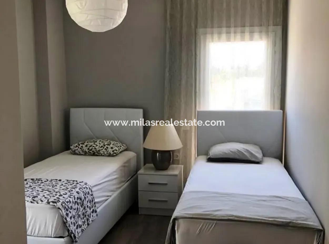 Datça Merkezinde Denize 400 Metre Mesafede Yüzme Havuzlu Site İçerisinde 2 Oda 1 Salon Açık Mutfak 100 M2 Satılık Daire