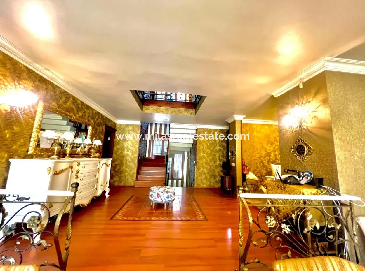 Marmaris Armutalan Mevkiisinde 900M2 Arsa Payı Mevcut 4 Oda 2 Salon 5 Banyo 450M2 Satılık Konak