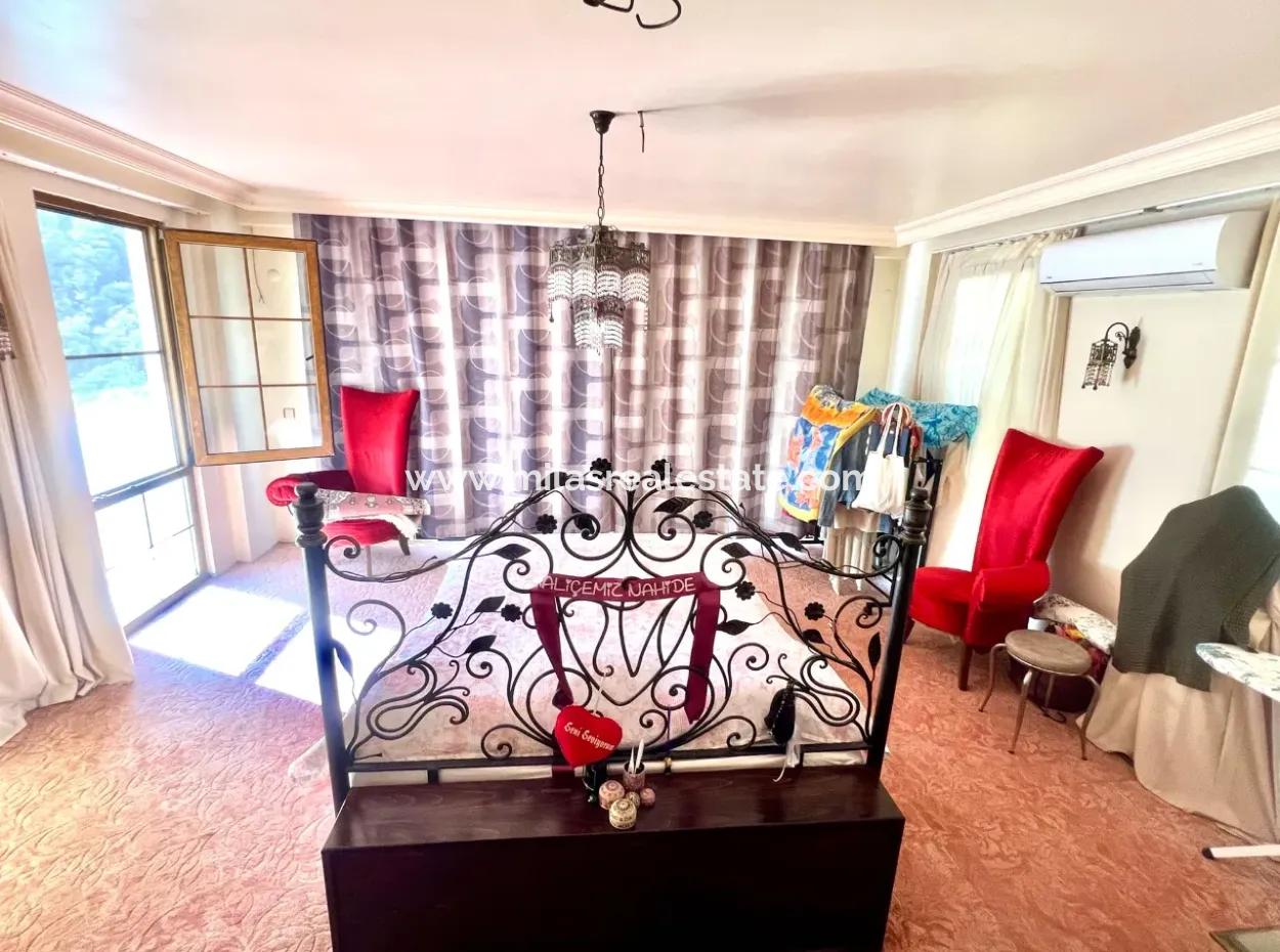 Marmaris Armutalan Mevkiisinde 900M2 Arsa Payı Mevcut 4 Oda 2 Salon 5 Banyo 450M2 Satılık Konak