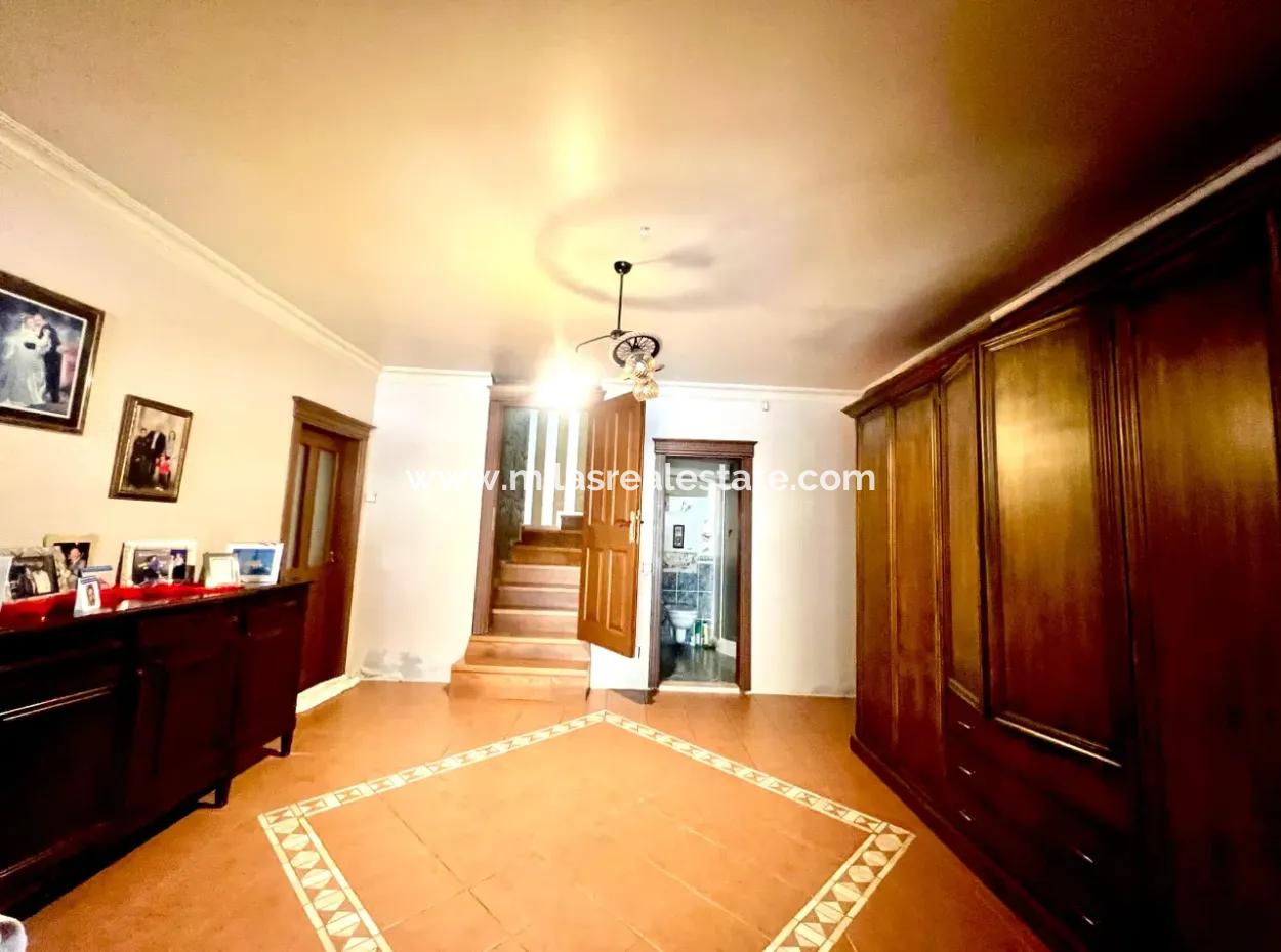 Marmaris Armutalan Mevkiisinde 900M2 Arsa Payı Mevcut 4 Oda 2 Salon 5 Banyo 450M2 Satılık Konak