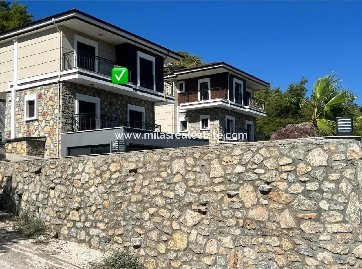 Muhteşem Doğa Manzaralı Müstakil Bahçeli Otoparklı Yüzme Havuzu Mevcut 3 Oda 4 Banyo Ultra Lüks Satılık Villa 500M2 Arsa İçerisinde 3 Katlı