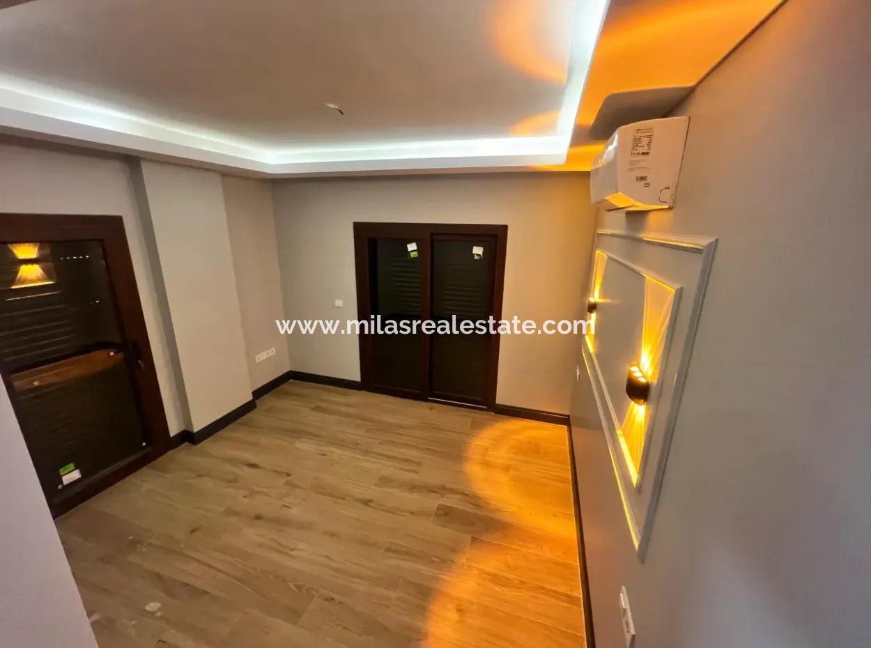 Muhteşem Doğa Manzaralı Müstakil Bahçeli Otoparklı Yüzme Havuzu Mevcut 3 Oda 4 Banyo Ultra Lüks Satılık Villa 500M2 Arsa İçerisinde 3 Katlı