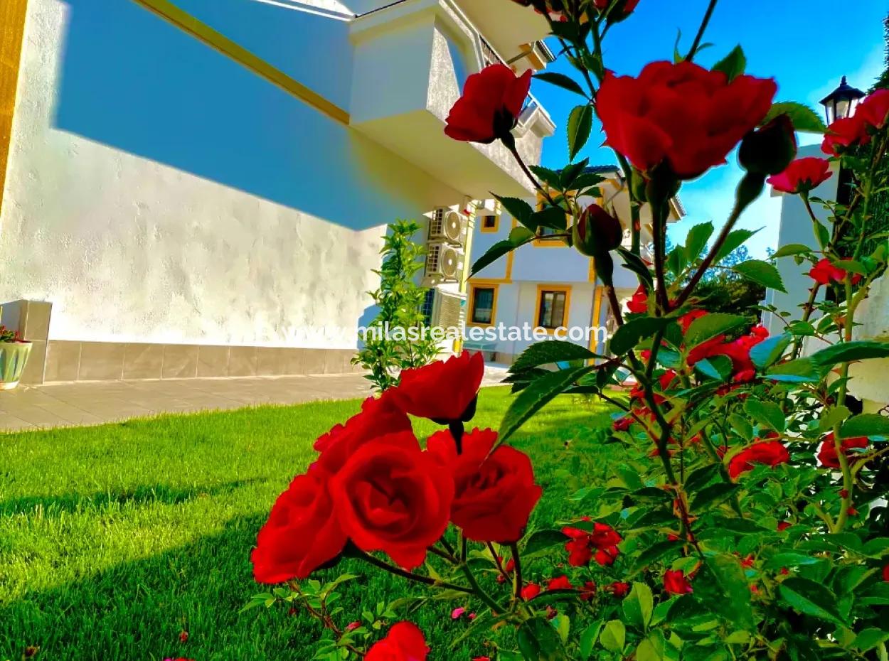 Marmaris Çetibeli,Nde 780M2 Arsa İçerisinde 3 Adet Yüzme Havuzu Ve Çocuk Havuzu Ve Bakıcı Evi Mevcut  Satılık Villa