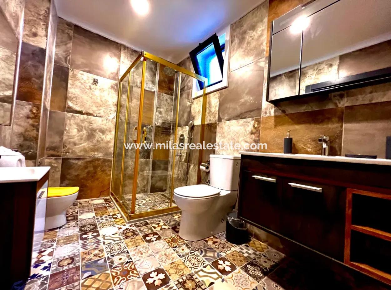 Marmaris Çetibeli,Nde 780M2 Arsa İçerisinde 3 Adet Yüzme Havuzu Ve Çocuk Havuzu Ve Bakıcı Evi Mevcut  Satılık Villa