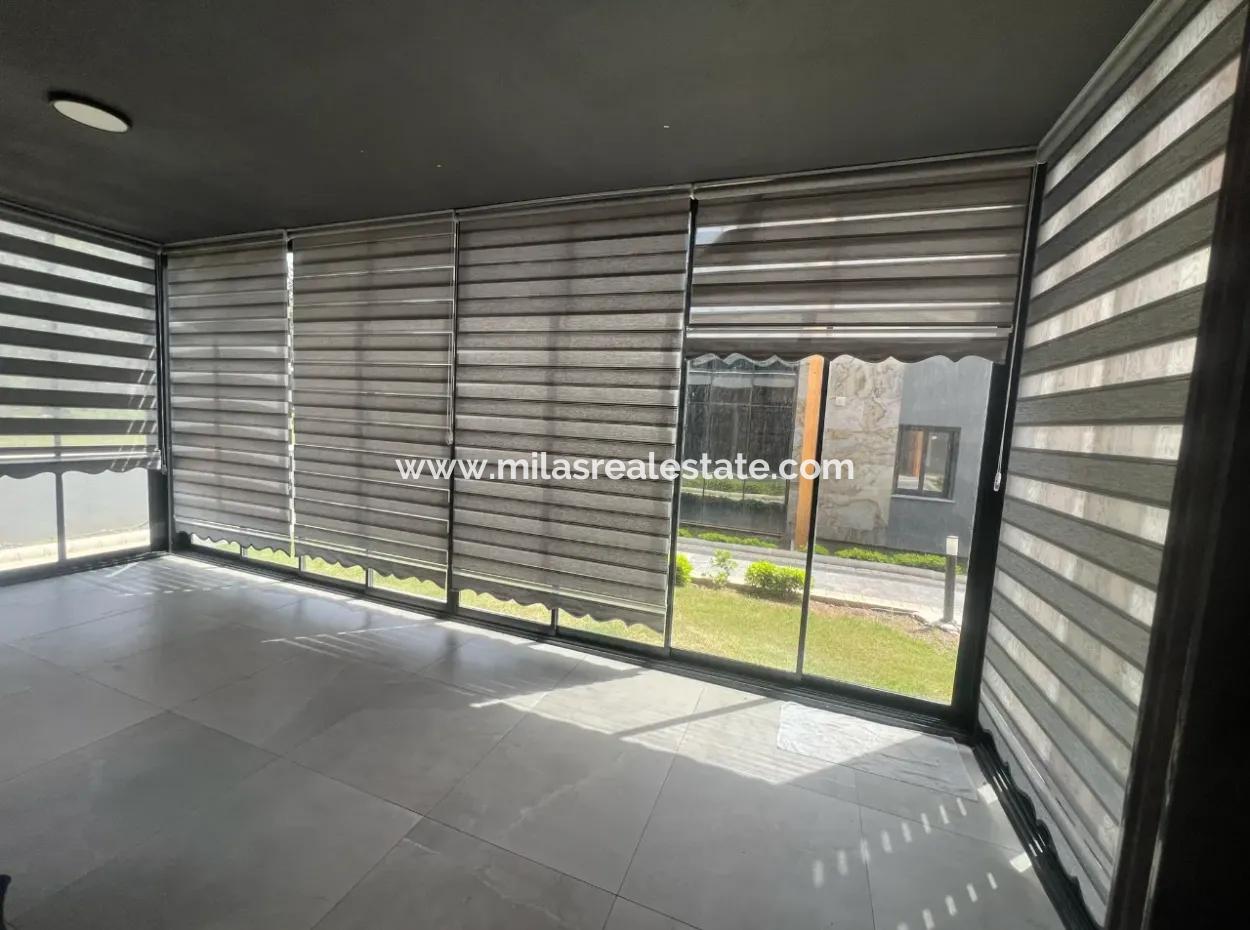 Marmaris Merkezinde Şık Site İçerisinde Giriş Kat Bahçeli Lüks 3 Oda 1 Salon Otoparklı Satılık Daire