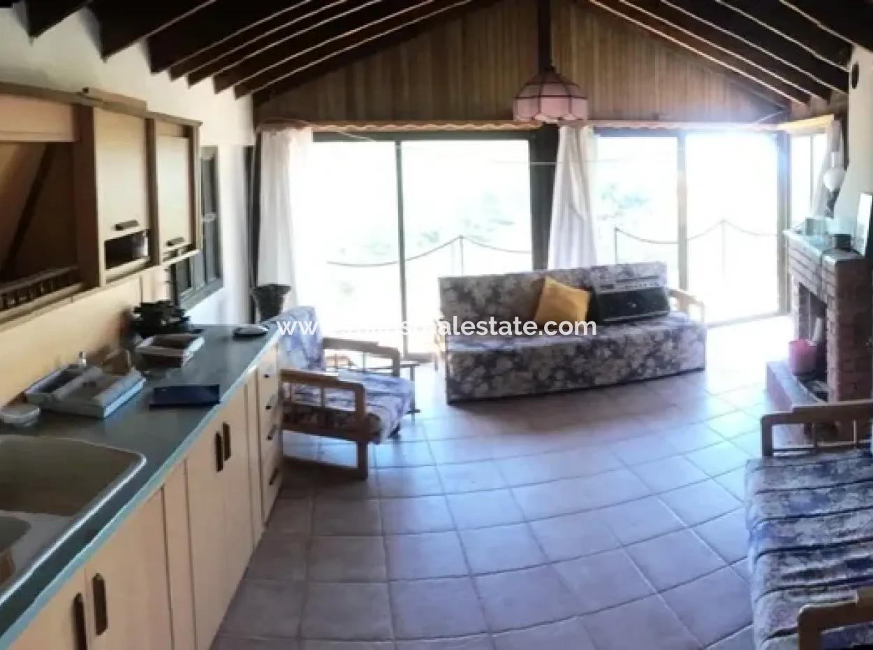 Gökova Bölgesinde Satılık Yüzme Havuzlu 8 Oda Taş Villa 740M2 Arsa