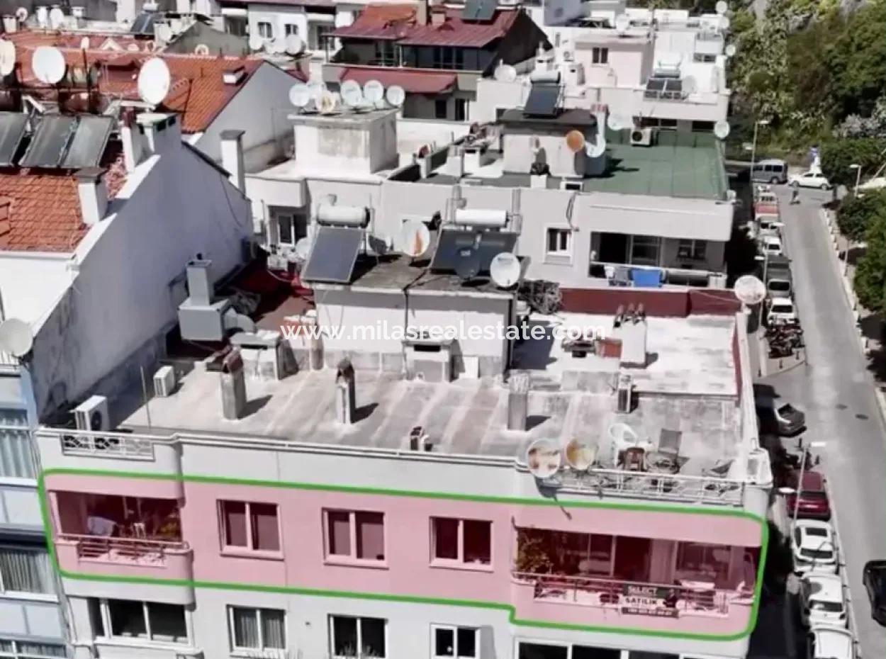 Marmaris Merkezde Denize Sıfır Muhteşem Bir Lokasyonda 2 Oda 1 Salon 106M2 Satılık Yalı Dairesi