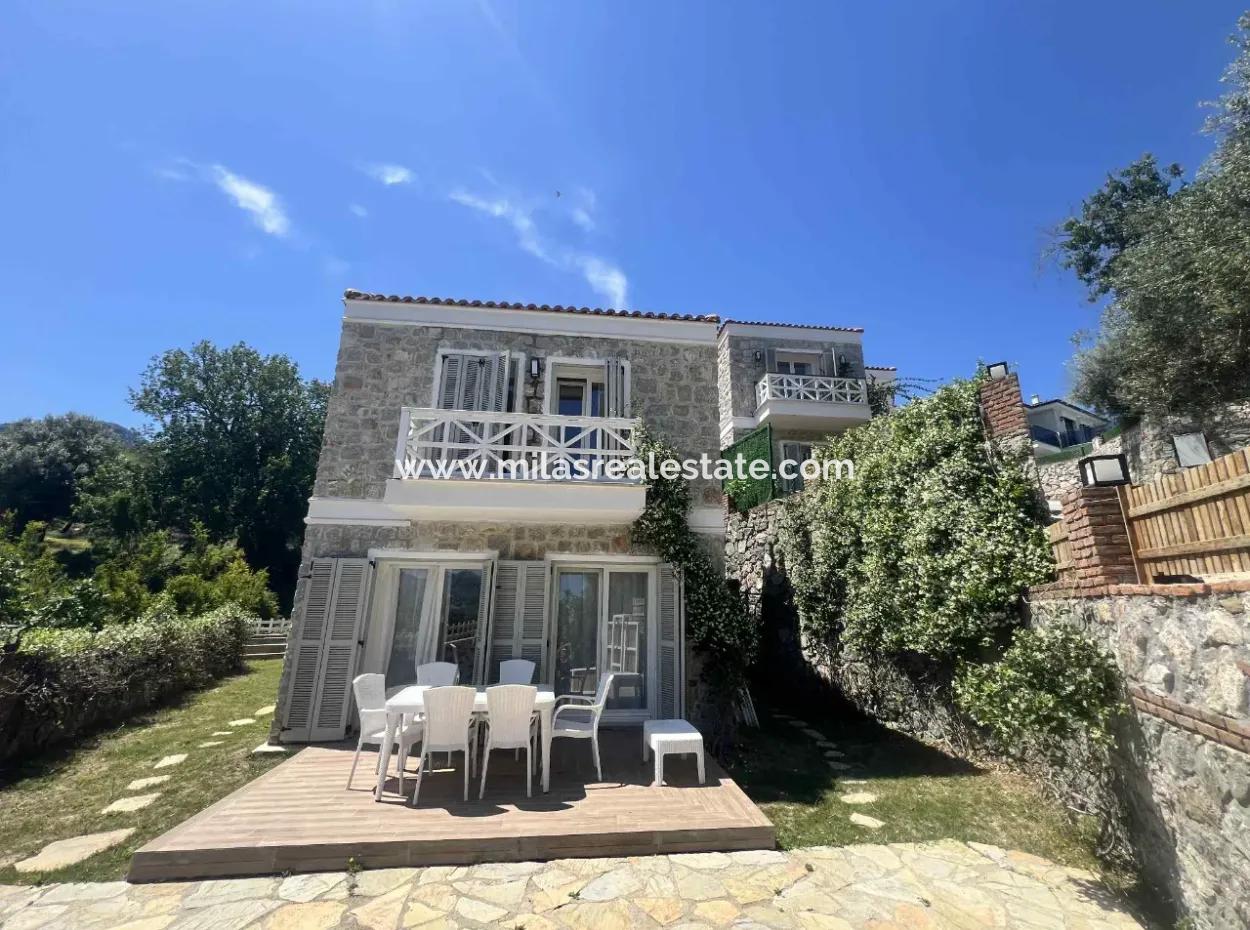 Marmaris İlçesi Selimiye Mahallesinde Muhteşem Deniz Manzaralı Yüzme Havuzlu 3 Oda 1 Salon 140M2 2 Adet Satılık Villa