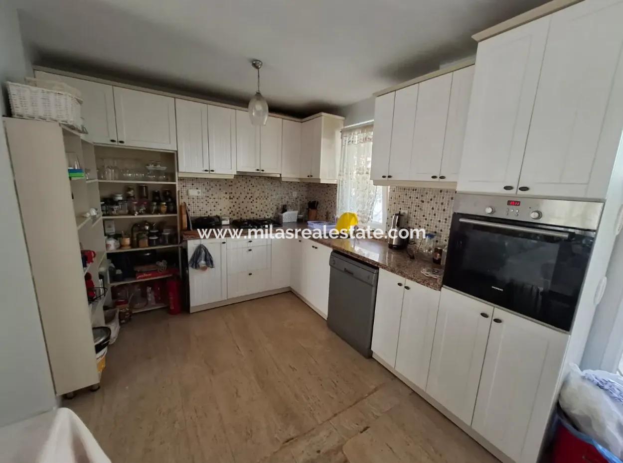 Armutalan Mahallesi Satılık 3÷1 Müstakil Tripleks Ev